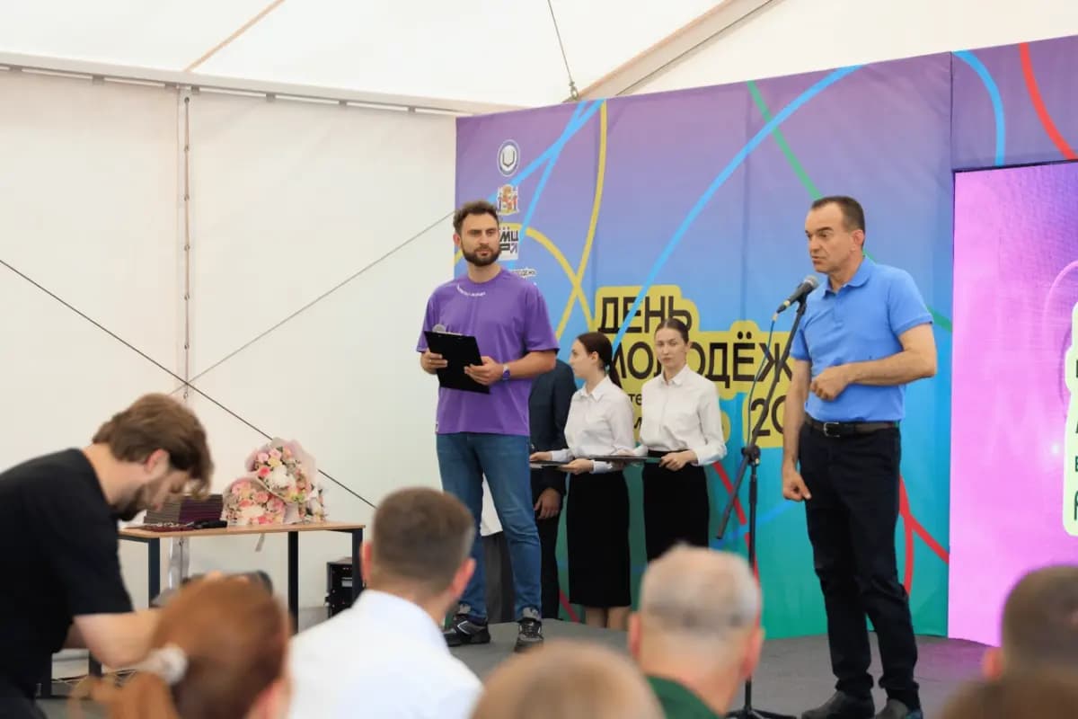 Официальная сцена мероприятия День Молодежи внутри презентационного павильона
