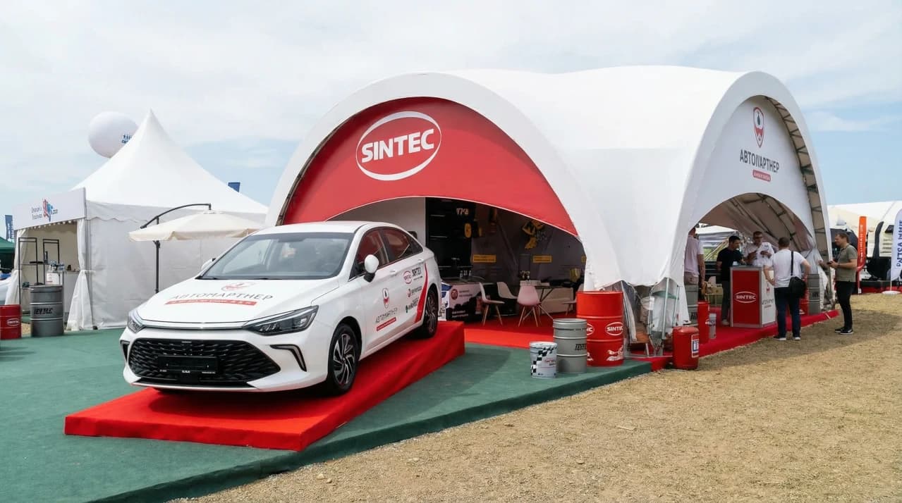 Арочный выставочный павильон с логотипом RANTEC и презентацией автомобиля на подиуме