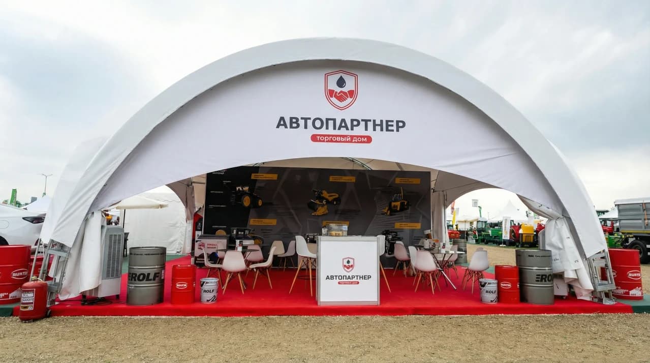 Общий вид на уличную экспозицию с арочными шатрами GetTent ракурс 3
